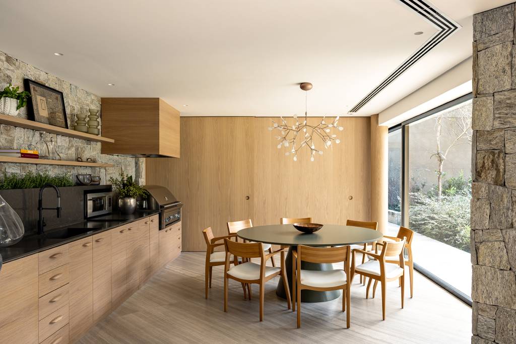 casa-em-sao-paulo-e-modernizada-sem-perder-o-charme-de-chale-de-montanha (68) bat arquitetura casa sáo paulo arquitetura chale madeira sala jantar gourmet mesa cadeira