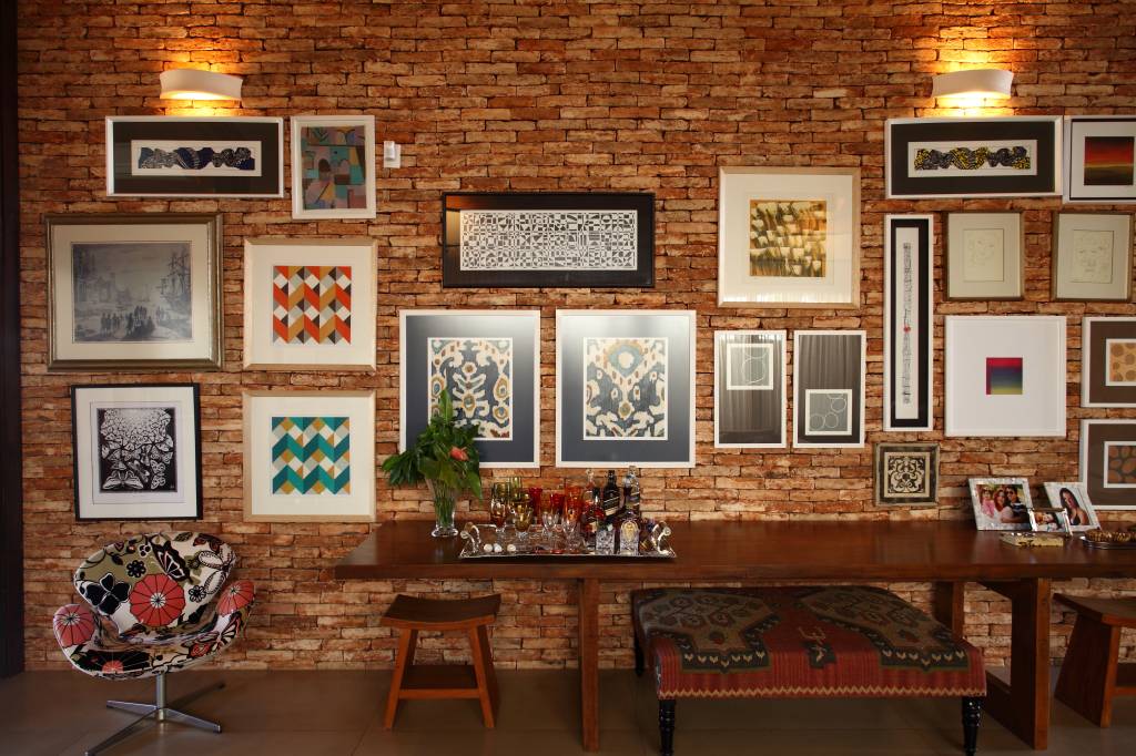 como-criar-gallery-wall-com-sua-cara-paiva-e-passarini-arquitetura-foto-rubens-cardia-neto-01 Gallery Wall em parede de tijolinhos; aparador em madeira
