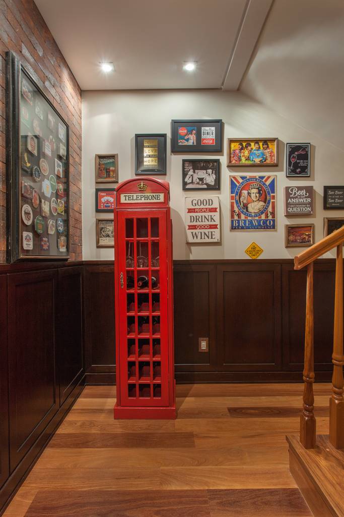 como-criar-gallery-wall-com-sua-cara-paiva-e-passarini-arquitetura-foto-xavier-leandro- farchi Gallery Wall; cabine telefônica de londres;
