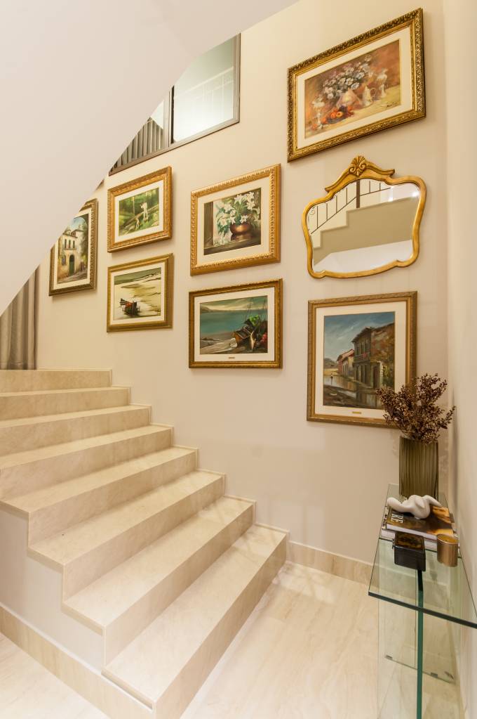 como-criar-gallery-wall-com-sua-cara-paiva-e-passarini-arquitetura-foto-xavier-neto-03 Gallery wall em parede branca; gallery wall em escada