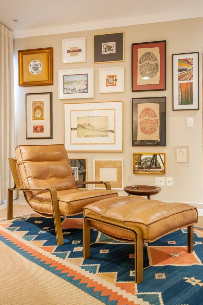 como-criar-gallery-wall-com-sua-cara-paiva-e-passarini-arquitetura-foto-xavier-neto-04 Galery Wall e poltrona de couro.