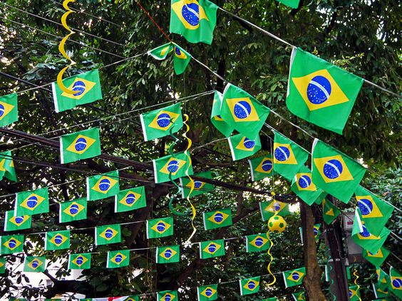 copa-do-mundo-cuidados-com-a-rede-eletrica-casa-e-festa Decoração copa do mundo; copa do mundo 2022; bandeirinhas; fitas;