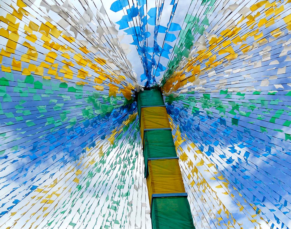 copa-do-mundo-cuidados-com-a-rede-eletrica-decor-facil Decoração copa do mundo; copa do mundo 2022; bandeirinhas; fitas;