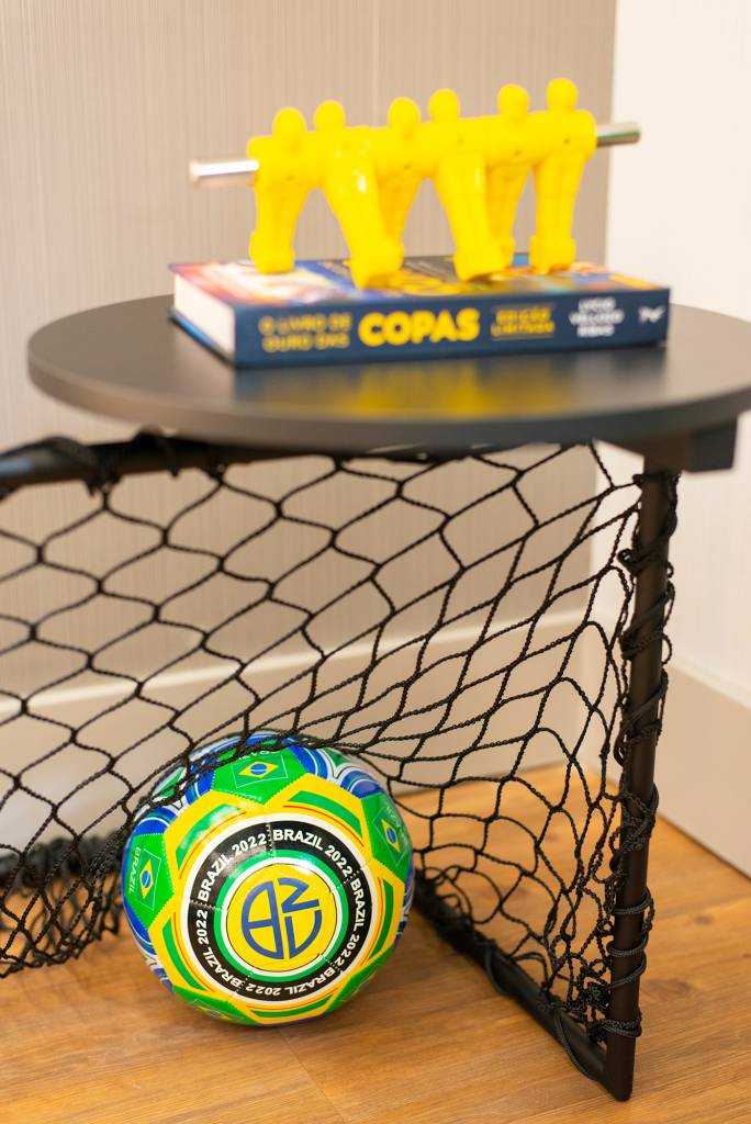 copa-do-mundo-quarto-tematico-tem-gramado-no-teto-e-escultura-de-pebolim (4) copa do mundo quarto copa hotel gramado verde amarelo