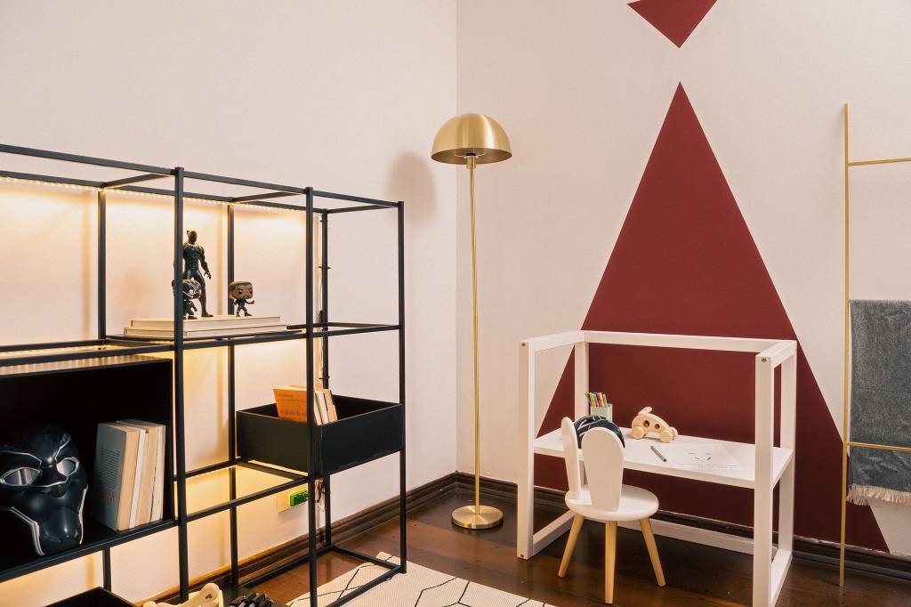 quarto-com-decoracao-inspirada-no-filme-pantera-negra-wakanda-para-sempre (9) Quarto decoração filme Pantera Negra: Wakanda Para Sempr Westwing Marvel escrivaninha mesa cadeira estante