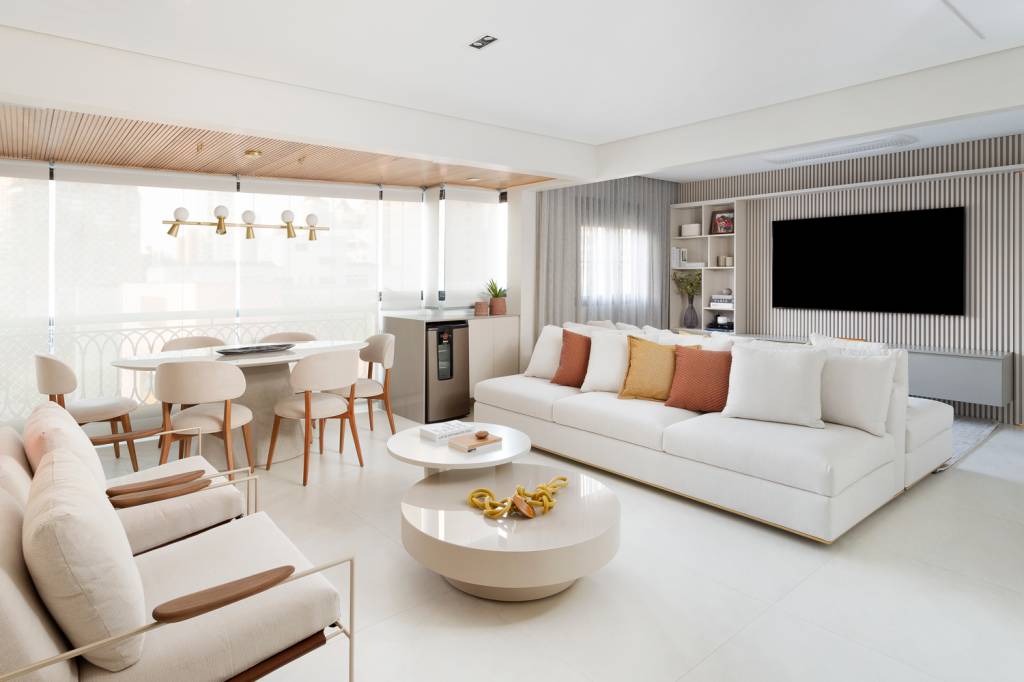 reforma-ape-112m-faz-cozinha-dobrar-de-tamanho-mouve-arquitetura-fotos-julia-ribeiro-67-sala-estar Sala de estar integrada com varanda