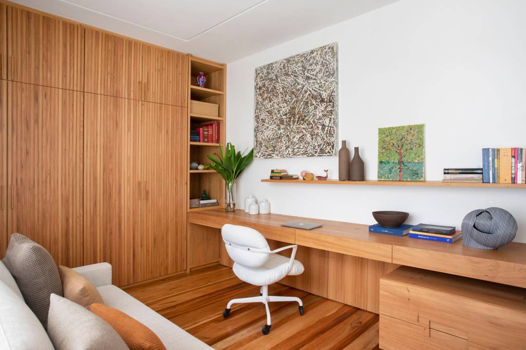 reforma-em-ape-de-225-m²-cria-um-layout-mais-funcional-para-casal-de-moradores (12) Reforma Magarão + Lindenberg Arquitetura apartamento quarto home office madeira estante mesa cadeira