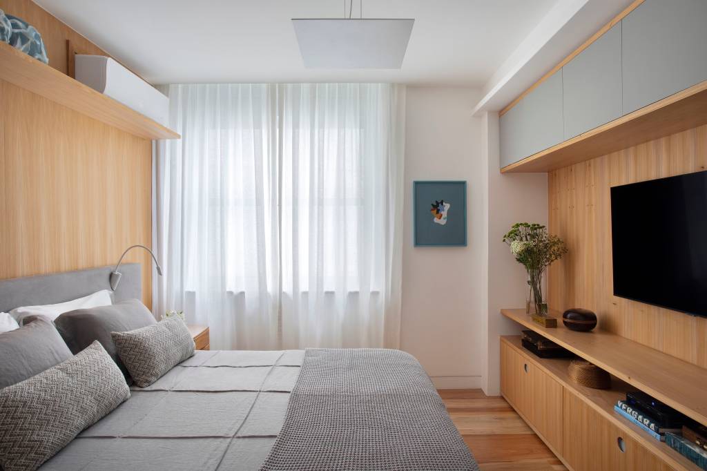 reforma-em-ape-de-225-m²-cria-um-layout-mais-funcional-para-casal-de-moradores (14) Reforma Magarão + Lindenberg Arquitetura apartamento quarto cama madeira cabeceira tv marcenaria