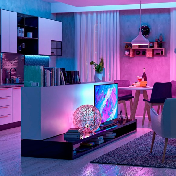 sala-de-tv-dicas-iluminacao-para-copa-divulgacao-philips- hue Sala de tv com iluminação colorida