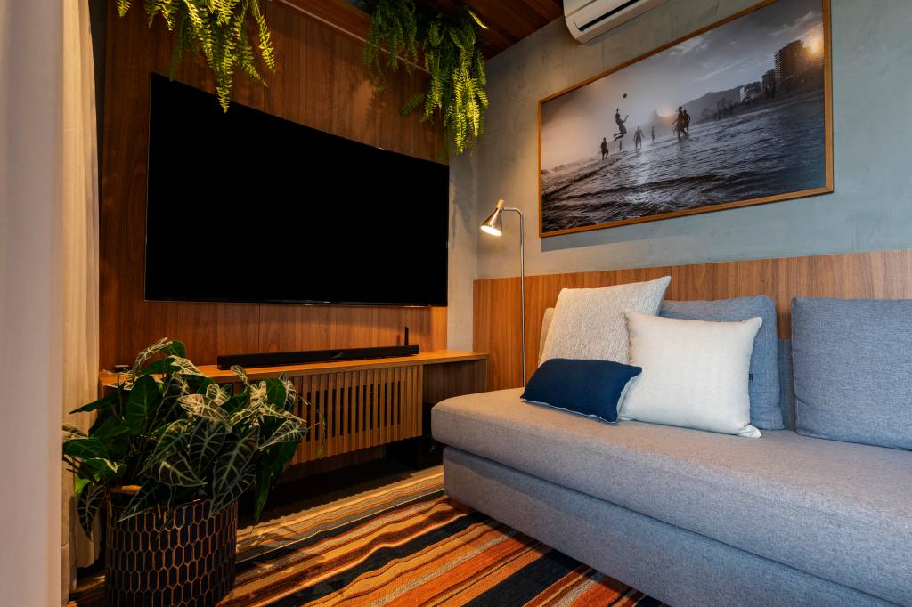sala-de-tv-dicas-iluminacao-para-copa-pietro-terlizzi-foto-emerson-rodrigues Sala de tv pequena com sofá cinza