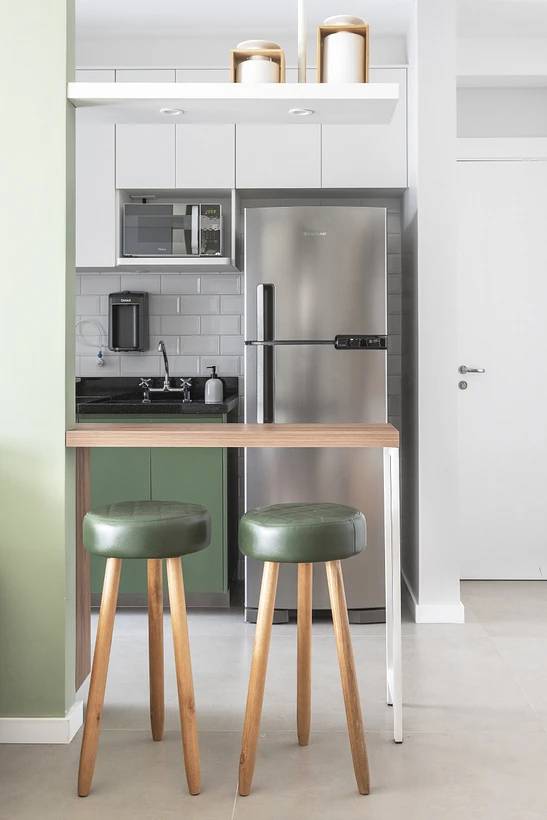 8-habitos-de-pessoas-que-sempre-estao-com-a-casa-limpa-leticia-de-nobrega-arquitetura Cozinha; cozinha integrada; bancada de madeira; banquetas verdes