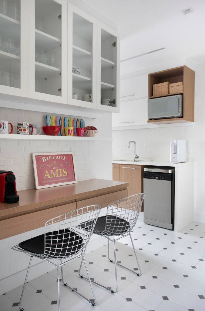 ape-100m-escritorio-aberto-para-sala-brise-arquitetura-fotos-juliano-colodeti-15-cozinha-bancada-piso Cozinha com piso geométrico; marcenaria branca; bancada de madeira
