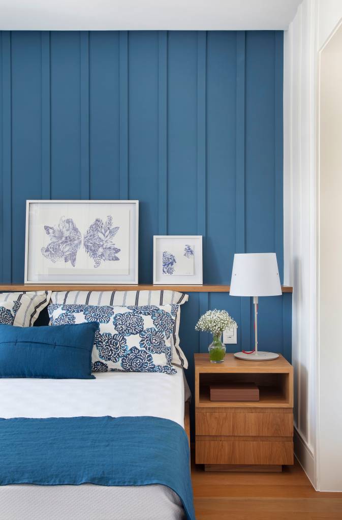 ape-100m-escritorio-aberto-para-sala-brise-arquitetura-fotos-juliano-colodeti-17-quarto-azil Quarto com parede azul; roupa de cama azul; mesinha lateral de madeira