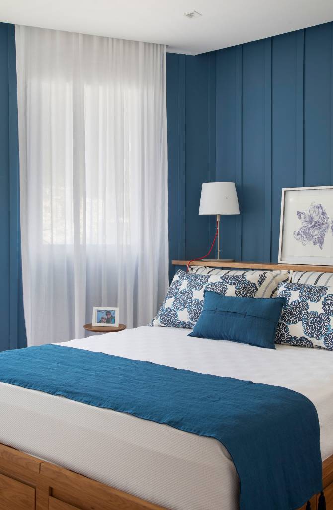 Quarto com parede azul; roupa de cama azul