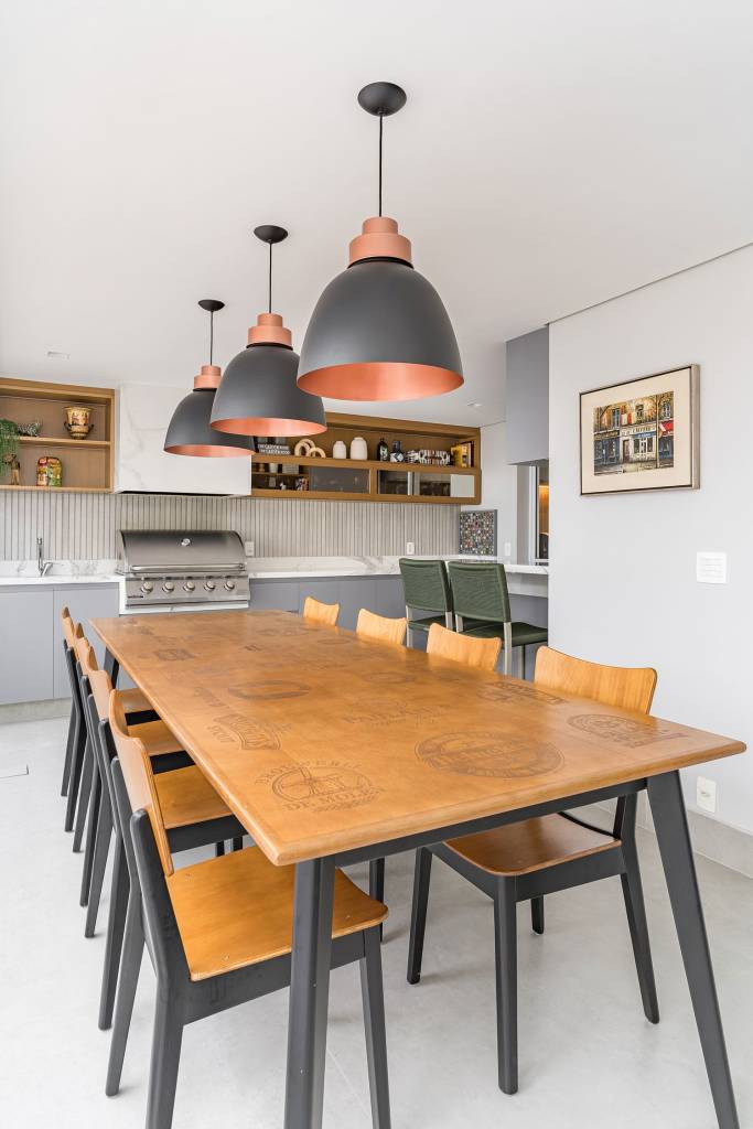 ape-de-250-m²-tem-decor-neutro-e-muitos-espacos-para-receber-kadu-lopes (24) Apê 250 m² décor neutro receber Gabriela Prado varanda jantar mesa cadeira