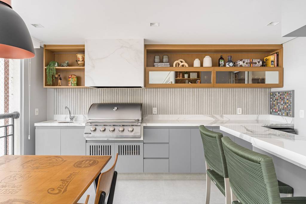 ape-de-250-m²-tem-decor-neutro-e-muitos-espacos-para-receber-kadu-lopes (25) Apê 250 m² décor neutro receber Gabriela Prado. varanda gourmet churrasqueira coleções