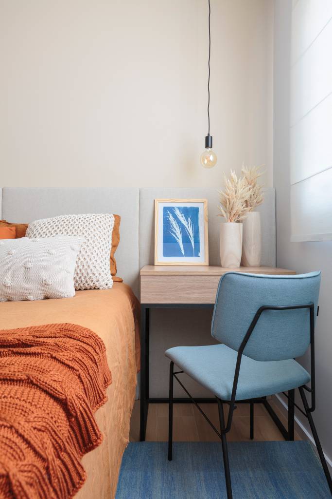 ape-de-70m-layout-100-reformulado-integrado-estudio-mare-felco-17-quarto-home-office-pequeno Quarto; cama; mesa lateral; penteadeira