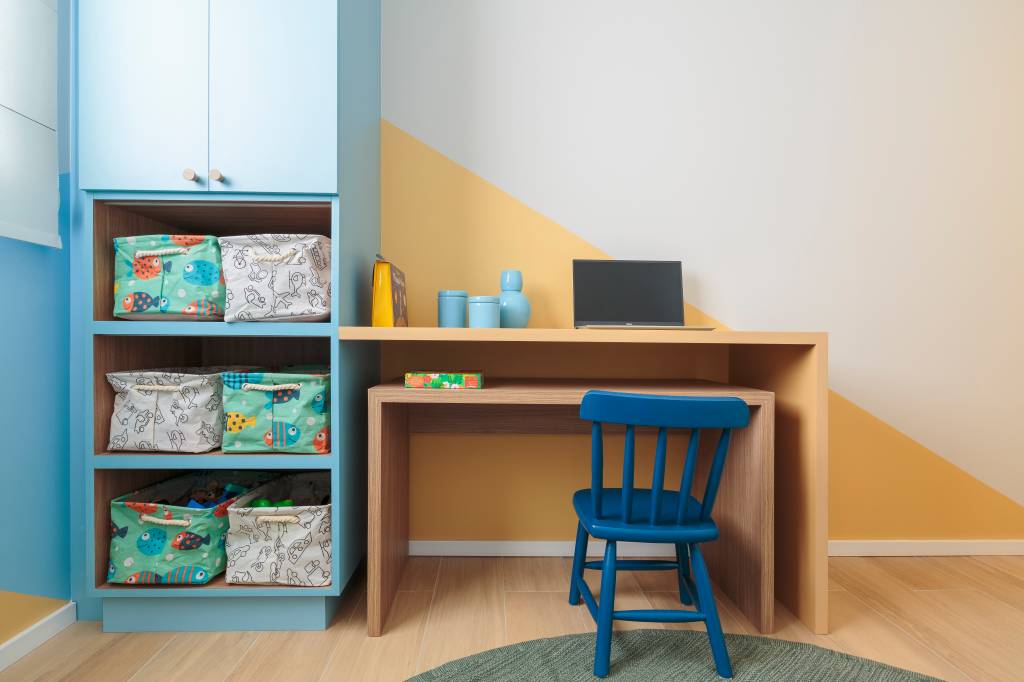 ape-de-70m-layout-100-reformulado-integrado-estudio-mare-felco-27-quarto-infantil-canto-estudo Quarto infantil; armário azul e branco; amarelo; cantinho de estudos