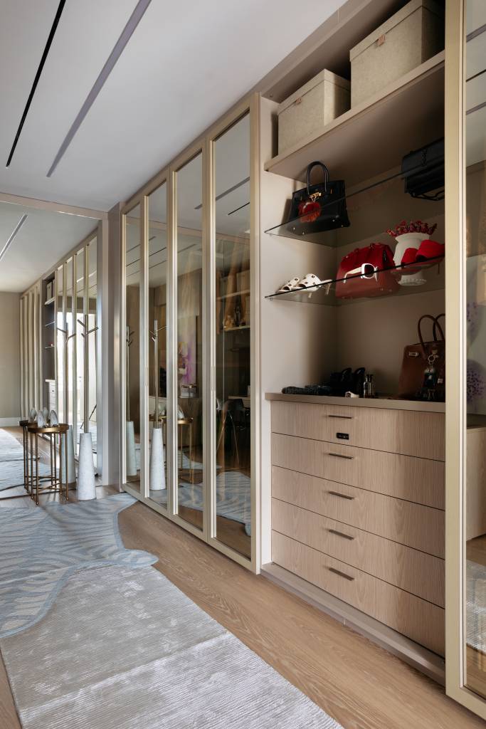 casa-400m-suite-closet-e-banheiro-de-75m-gustavo-marasca-fotos-denilson-machado-23-closet Closet; closet grande; closet com espelho