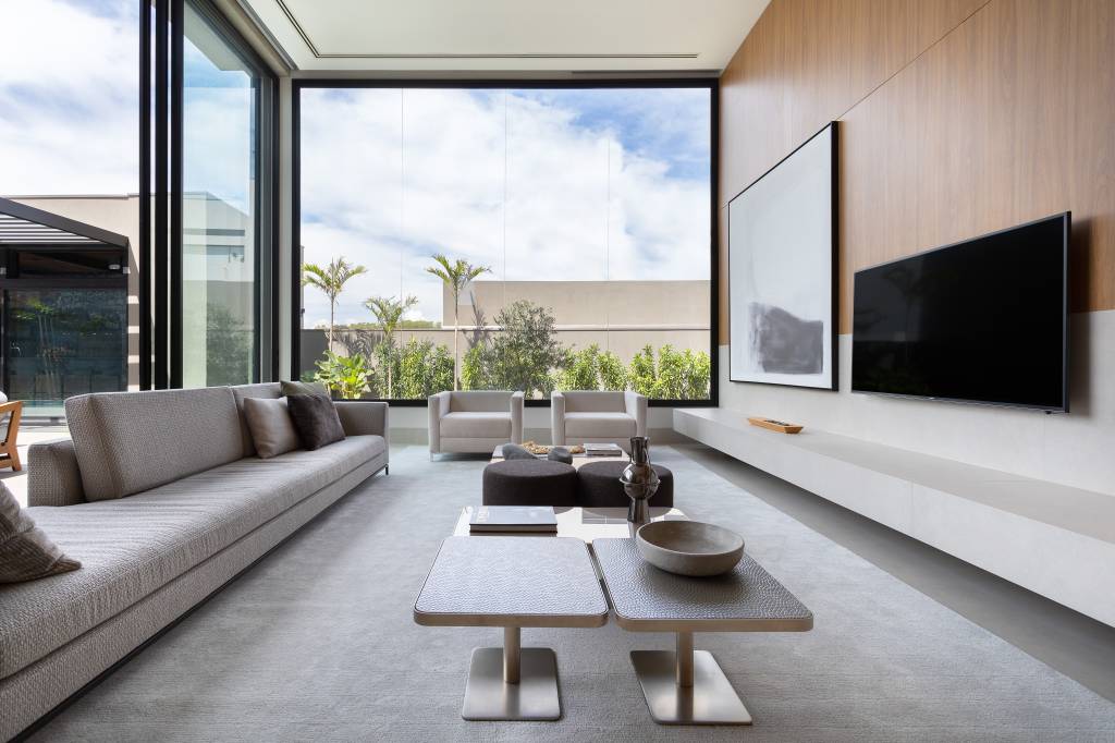 Casa de 573 m² privilegia a vista para a natureza ao redor