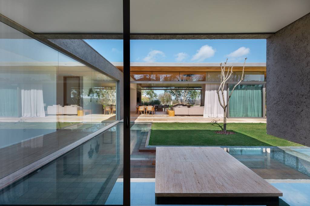 casa-terea-de-condominio-integra-espacos-internos-e-externos-em-885-m²-andre-scarpa (16) Casa condomínio campo 885 m² Reinach Mendonça Arquitetos arquitetura fachada jardim piscina