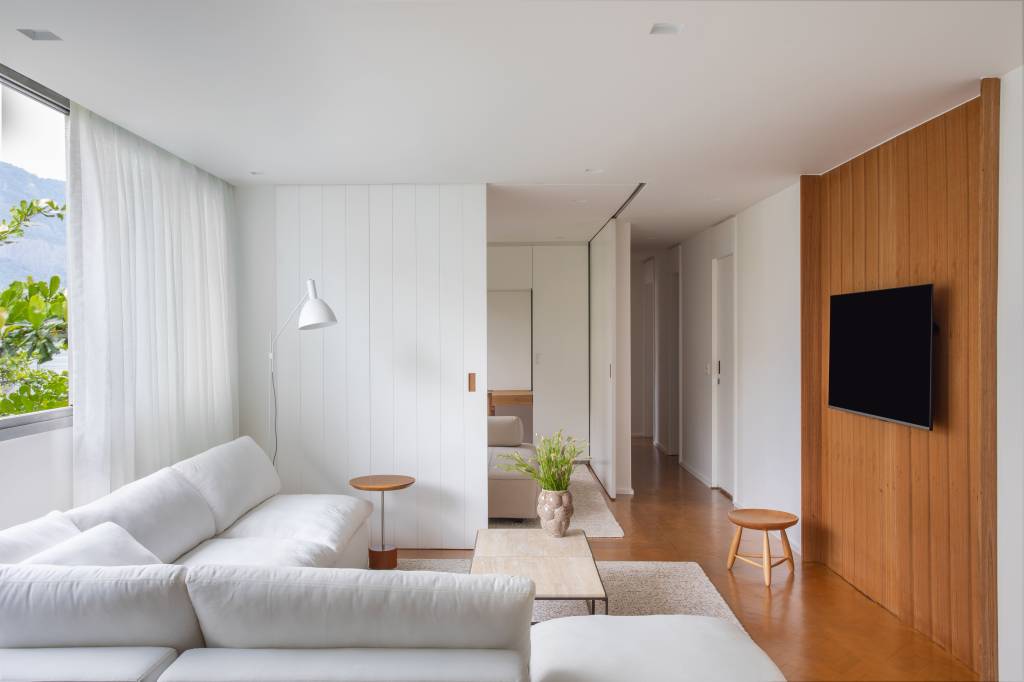 clean-minimalista-ape-85m-paleta-branca-diego-raposo-arquitetos-fotos-juliano-colodeti-01-sala-estar-sofa Sala de estar; sofá branco; sala de estar branca; mesa de centro; cortina branca; tapete para sala