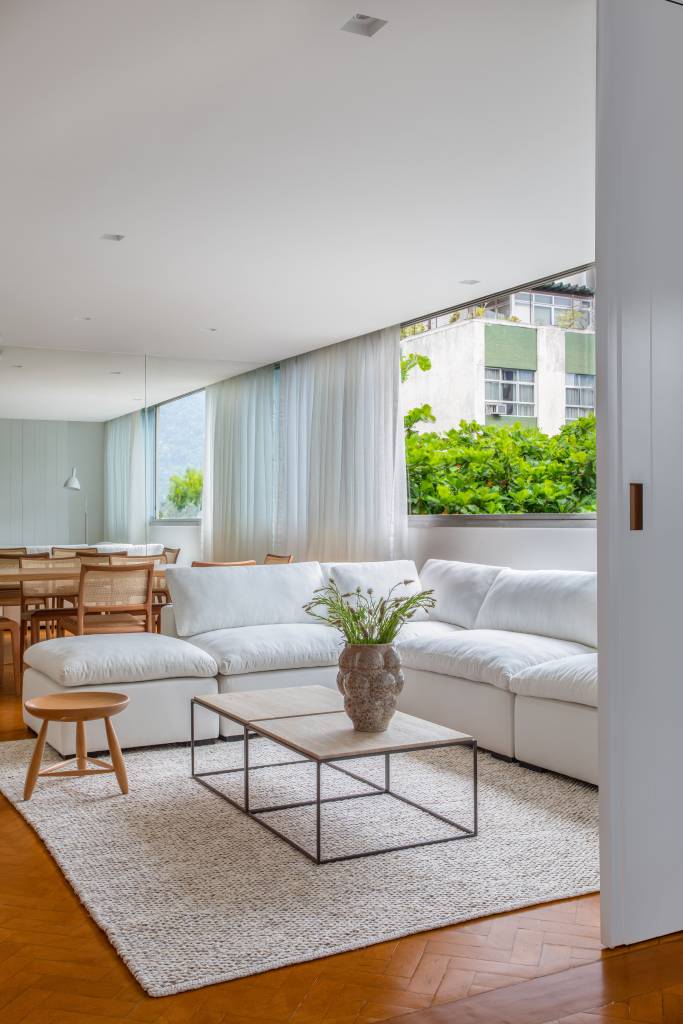clean-minimalista-ape-85m-paleta-branca-diego-raposo-arquitetos-fotos-juliano-colodeti-03-sofa Sala de estar; sofá branco; sala de estar branca; mesa de centro; cortina branca; tapete para sala; sala de jantar