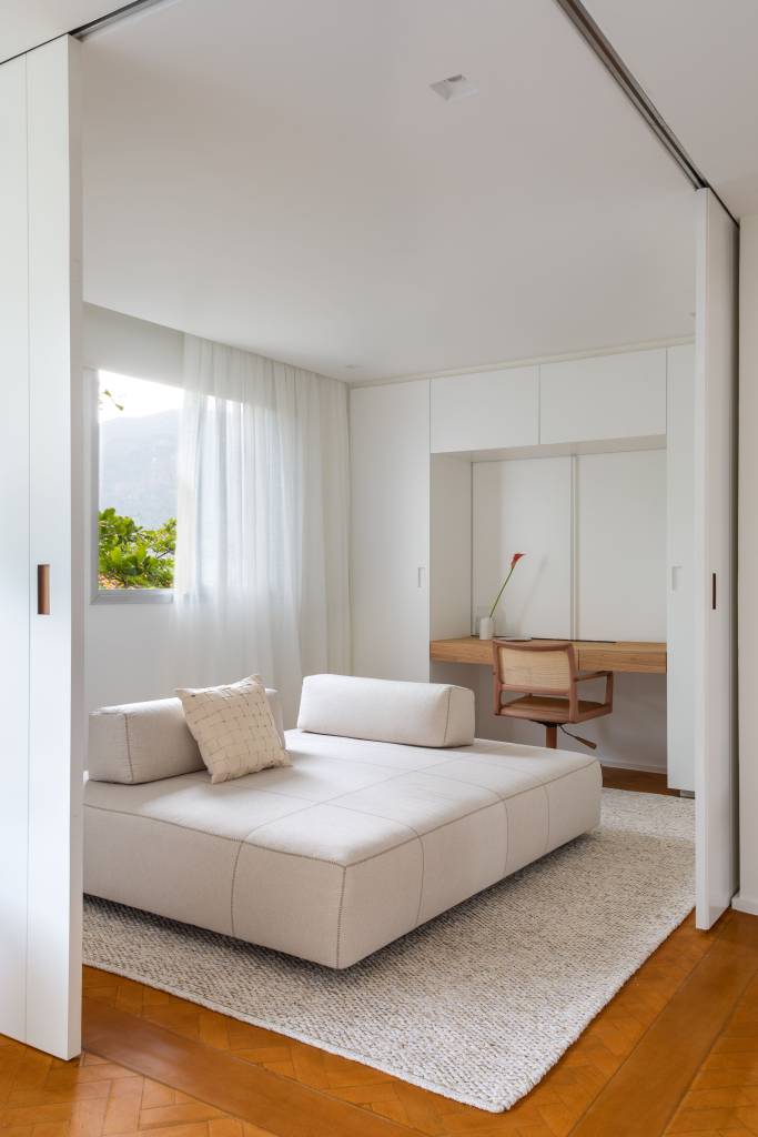 clean-minimalista-ape-85m-paleta-branca-diego-raposo-arquitetos-fotos-juliano-colodeti-05-home-office Quarto branco; home office; home office branco