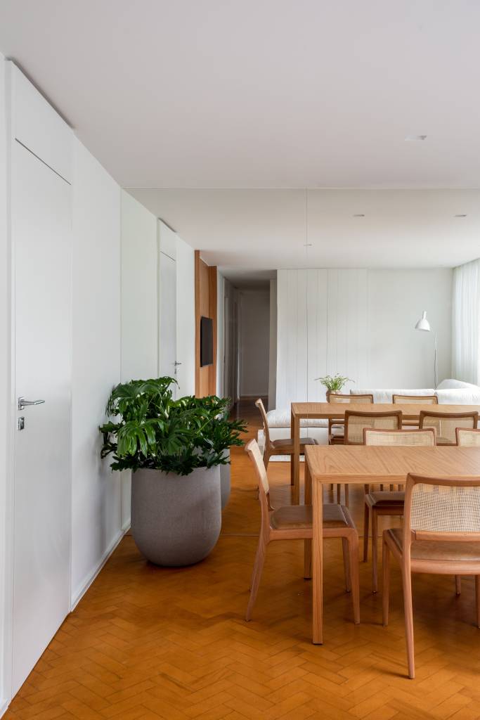 clean-minimalista-ape-85m-paleta-branca-diego-raposo-arquitetos-fotos-juliano-colodeti-07-sala-jantar-madeira-planta Sala de jantar; mesa de jantar de madeira; cadeiras de madeira; vaso de costela de adão