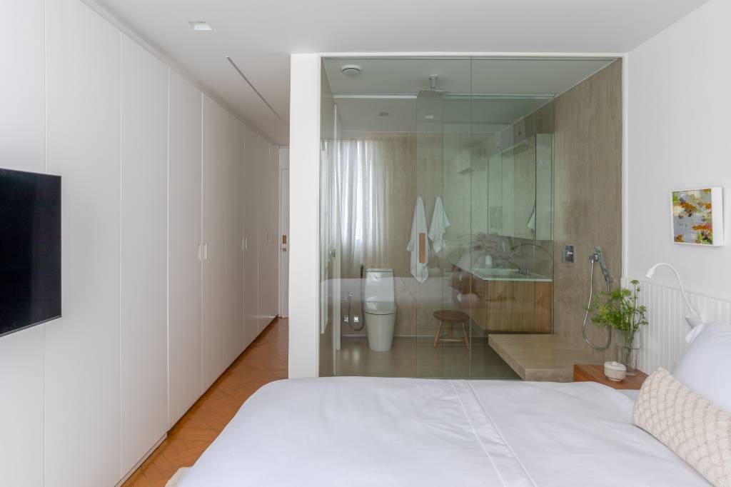 clean-minimalista-ape-85m-paleta-branca-diego-raposo-arquitetos-fotos-juliano-colodeti-08-quarto-banheiro Quarto; suíte; quarto com banheiro