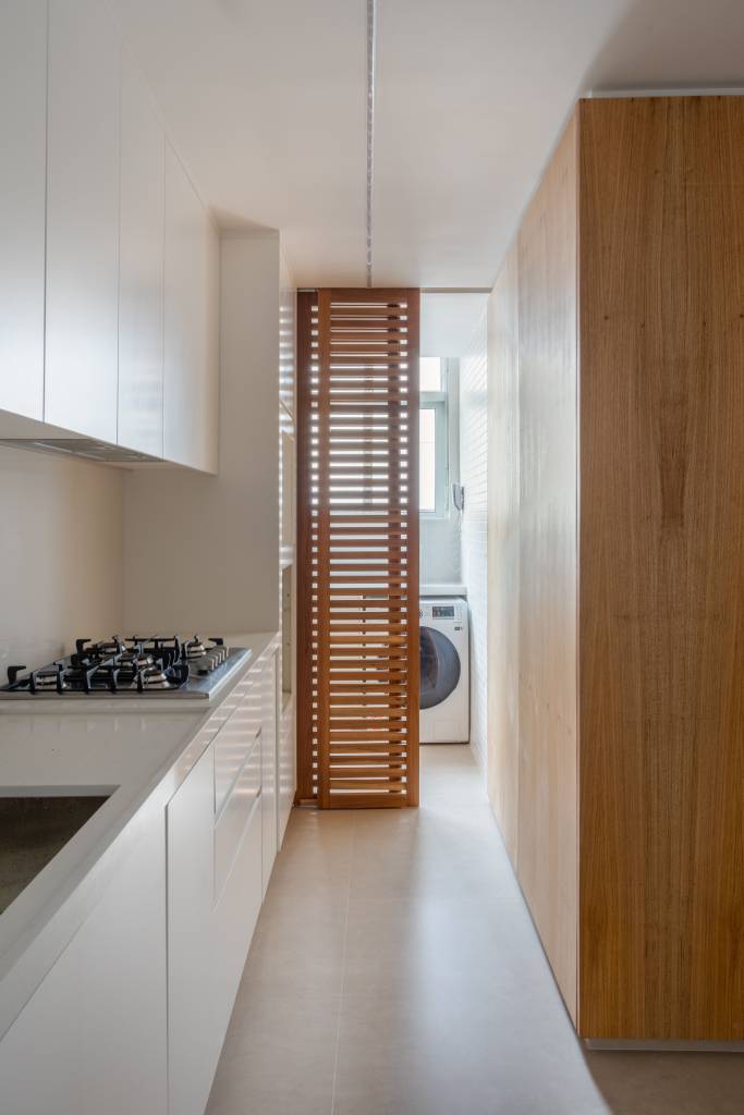 clean-minimalista-ape-85m-paleta-branca-diego-raposo-arquitetos-fotos-juliano-colodeti-12-lavanderia Lavanderia; lavanderia integrada com cozinha; marcenaria branca