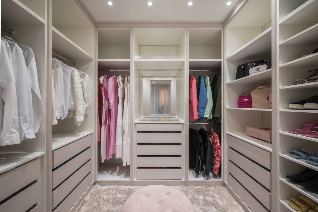 glamour-closet-walk-in-superficies-brilhantes-ape-100m-pb-arquitetura-fotos-henrique-ribeiro-01-armario Closet; armário; tapete