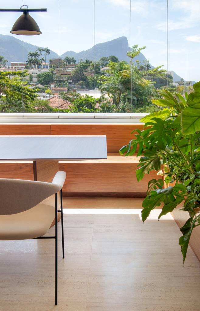 marmore-e-madeira-design-brasileiro-ape-160m-fato-estudio-fotos-anita-soares-fotografias-04-varanda-janela-plantas Mesa de jantar; plantas; janela; cadeira