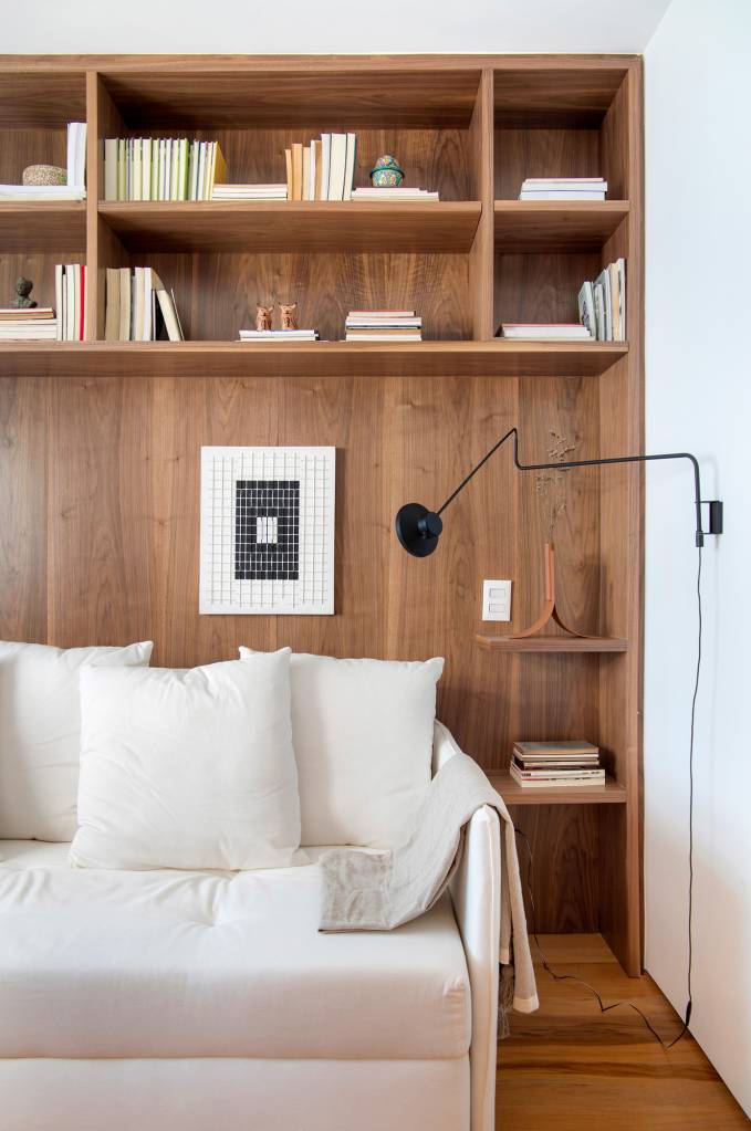 marmore-e-madeira-design-brasileiro-ape-160m-fato-estudio-fotos-anita-soares-fotografias-27-sofa-estante Quarto; sofá branco; cantinho de leitura; estante de madeira; luminária de parede