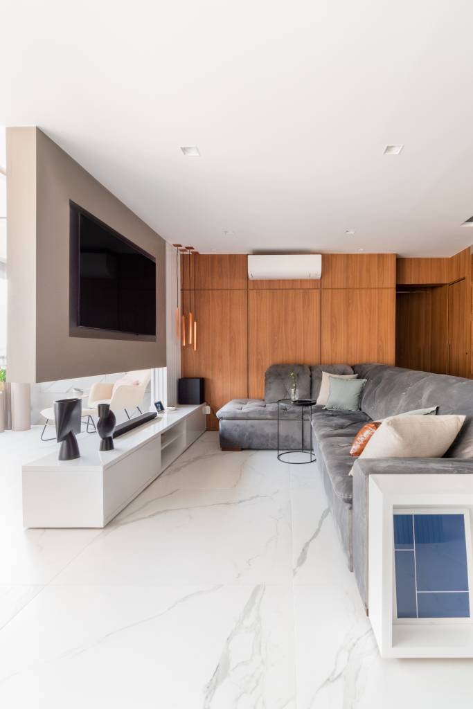 painel-madeira-com-led-ape-165m-daniela-funari-julia-novoa-fotografia-27-porcelanato Sala de estar integrada; sofá cinza; painel de madeira; painel de madeira com led; aparador branco; piso de porcelanato