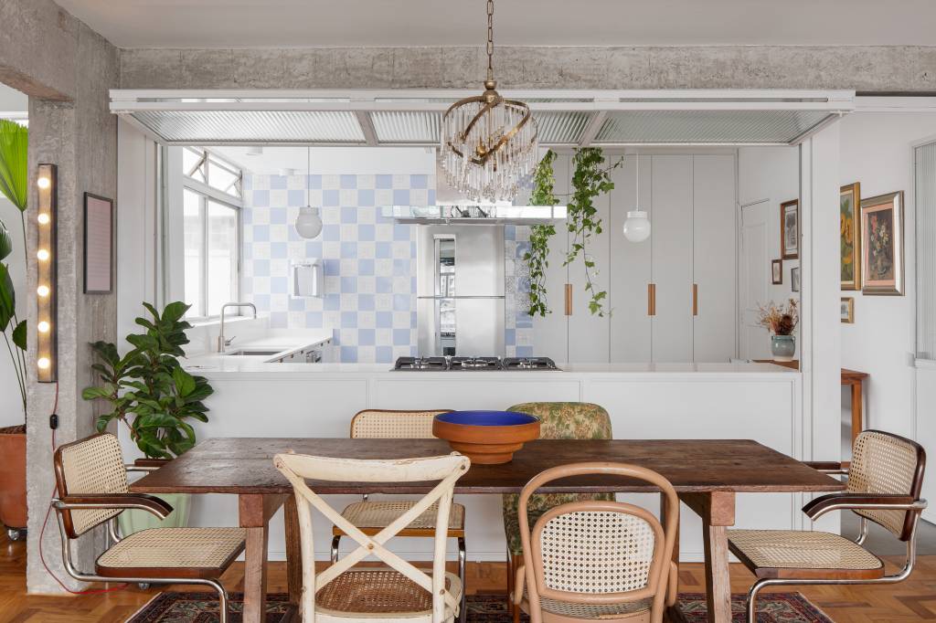 pecas-vintages-garimapadas-ape-de-160m-mana-arquitetura-fotos-Rafaela Paoli-05 Móveis vintage; móveis garipados; móveis de segunda mão; decoração vintage; sala de jantar; luminária