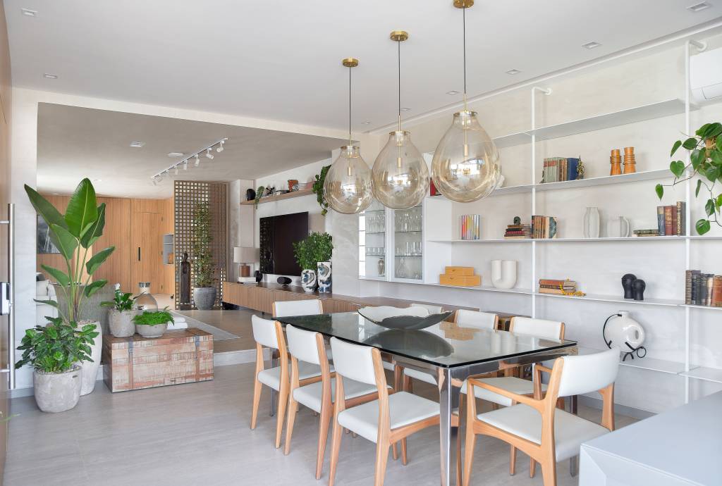 Reforma em apê integra cozinha copa e cria home office compartilhado