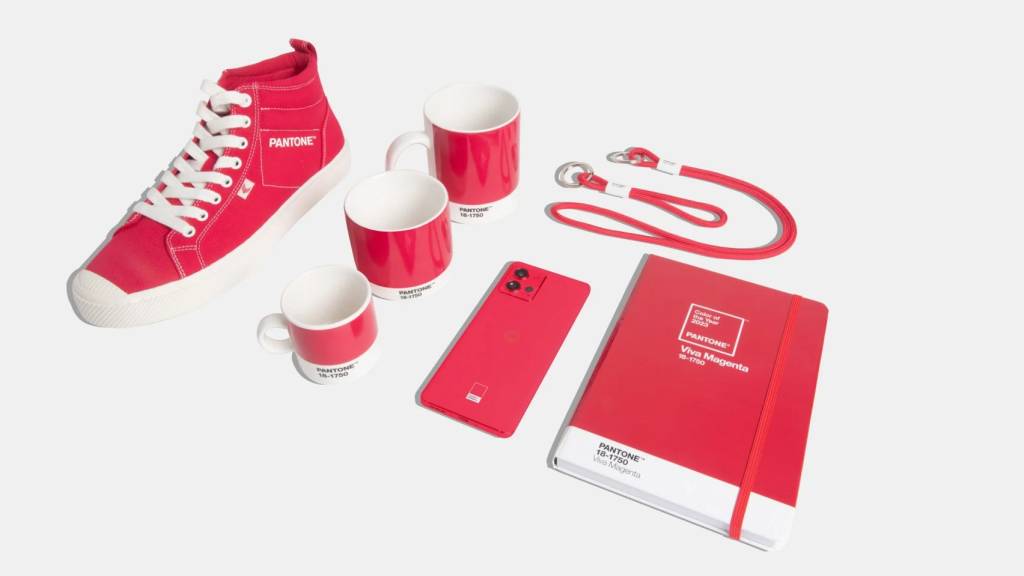 viva-magenta-cor-do-ano-pantone-dezeen-04 Viva magenta; cor do ano; pantone; cor do ano 2023