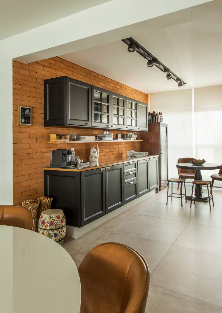 apartamento-275-m2-decor-moderno-aconchegante-industrial-gigi-gorenstein-edu-pozella-cozinha (6) Apartamento 275 m² décor moderno toques industriais Gigi Gorenstein decoracao cozinha armario preto parede tijolinho