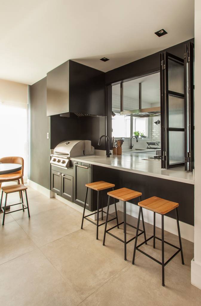 apartamento-275-m2-decor-moderno-aconchegante-industrial-gigi-gorenstein-edu-pozella-cozinha-churrasqueira(8) Apartamento 275 m² décor moderno toques industriais Gigi Gorenstein decoracao espaco gourmet churrasqueira bancada