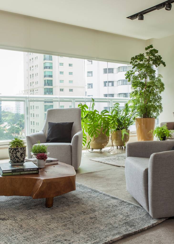 apartamento-275-m2-decor-moderno-aconchegante-industrial-gigi-gorenstein-edu-pozella-varanda(5) Apartamento 275 m² décor moderno toques industriais Gigi Gorenstein decoracao varanda integrada poltrona estar plantas