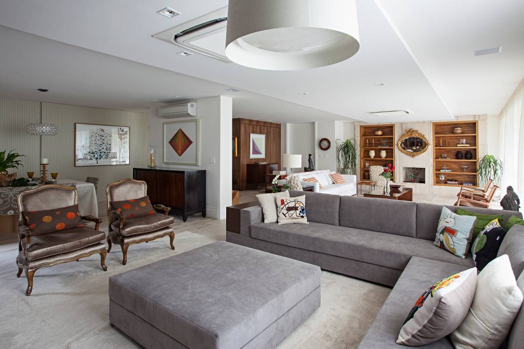 Apartamento 390 m² madeira paredes piso mármore travertino Ana Parreira arquitetura sala estar jantar sofa mesa poltrona quadro arte lareira