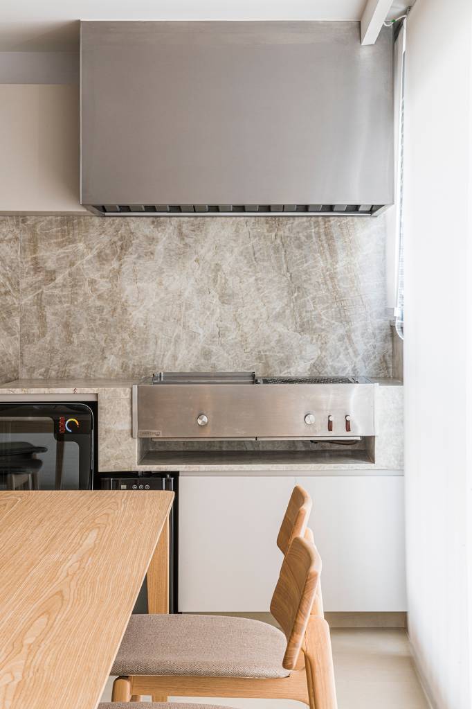 ape-110-m-portico-madeira-varanda-sala-m-ao-quadrado-renato-navarro-cozinha (2) Apê apartamento 110 m² pórtico de madeira varanda e sala M ao Quadrado Arquitetura varanda mesa cadeira gourmet churrasqueira
