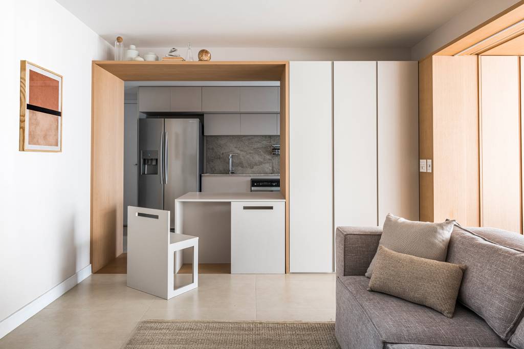 ape-110-m-portico-madeira-varanda-sala-m-ao-quadrado-renato-navarro-sala-cozinha-americana Apê apartamento 110 m² pórtico de madeira varanda e sala M ao Quadrado Arquitetura cozinha americana integrada balcao bancada madeira armario