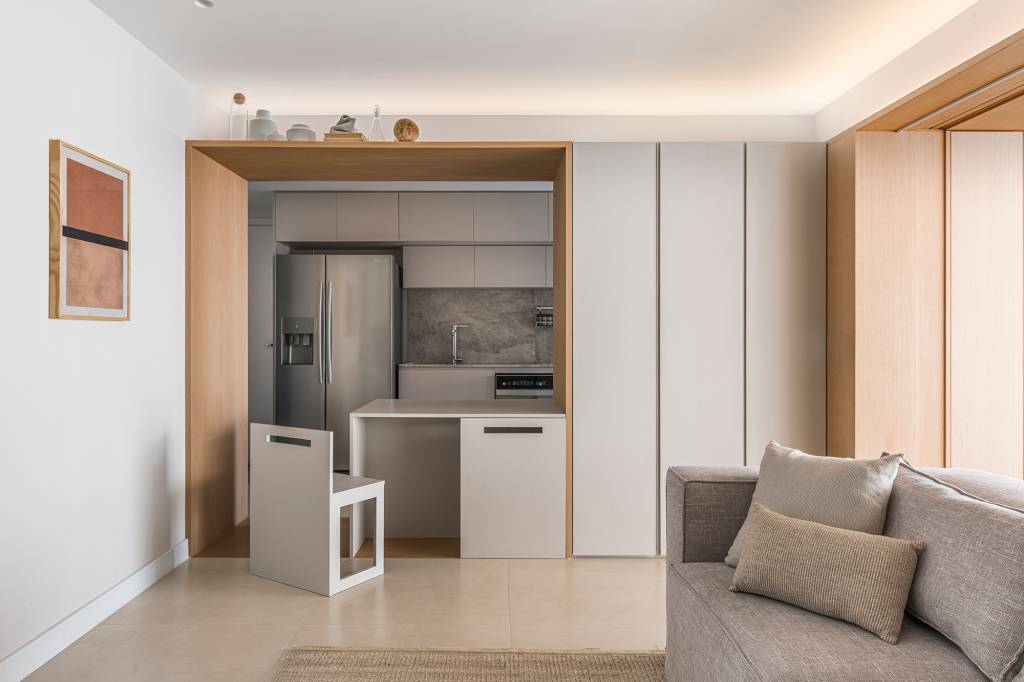 ape-110-m-portico-madeira-varanda-sala-m-ao-quadrado-renato-navarro-sala-cozinha Apê apartamento 110 m² pórtico de madeira varanda e sala M ao Quadrado Arquitetura cozinha americana integrada sofa madeira armario
