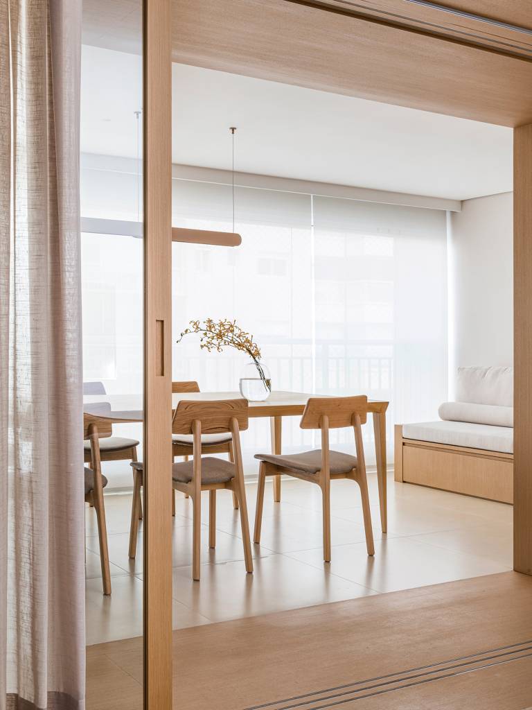 ape-110-m-portico-madeira-varanda-sala-m-ao-quadrado-renato-navarro-varanda (15) Apê apartamento 110 m² pórtico de madeira varanda e sala M ao Quadrado Arquitetura varanda mesa cadeira gourmet sofá