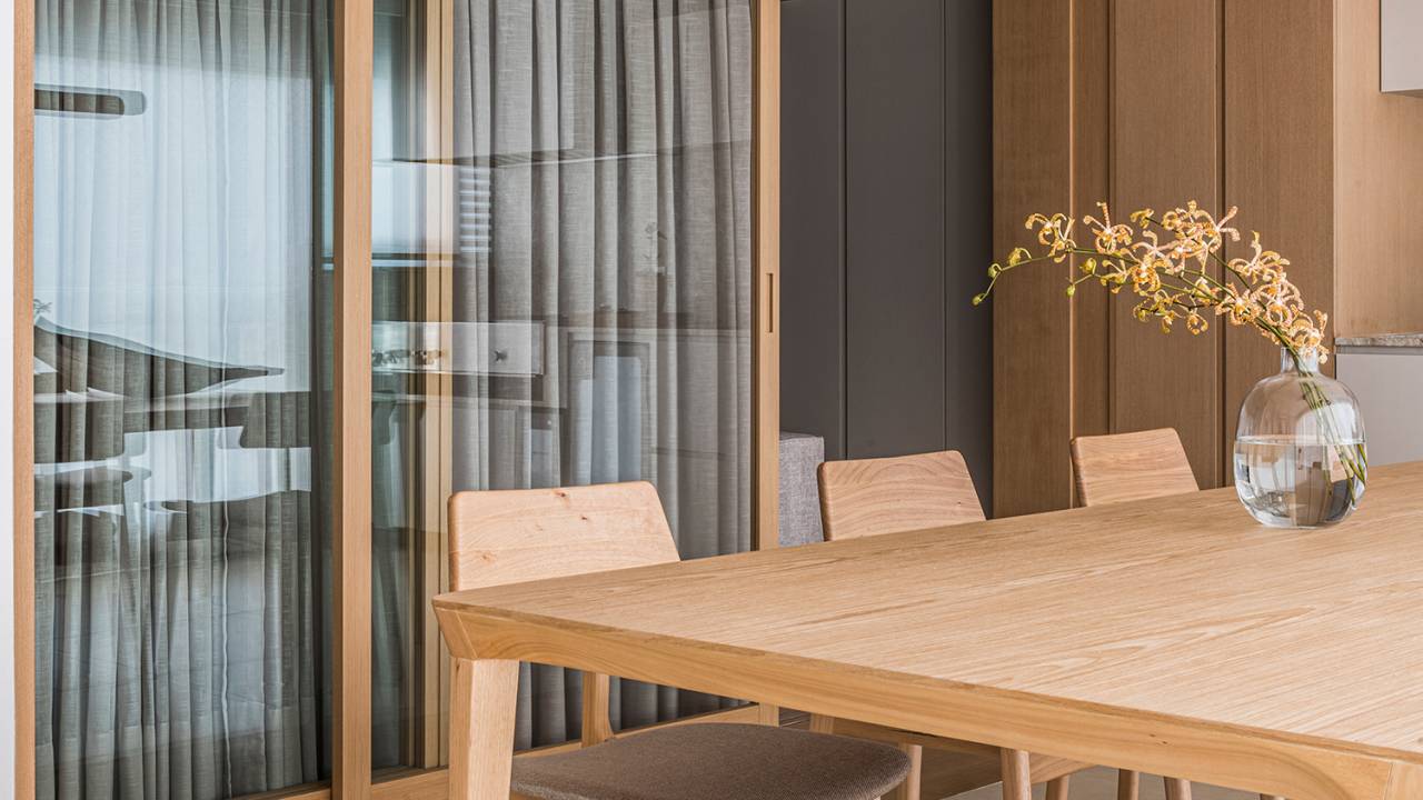 Apê apartamento 110 m² pórtico de madeira varanda e sala M ao Quadrado Arquitetura varanda sala cozinha mesa madeira gourmet