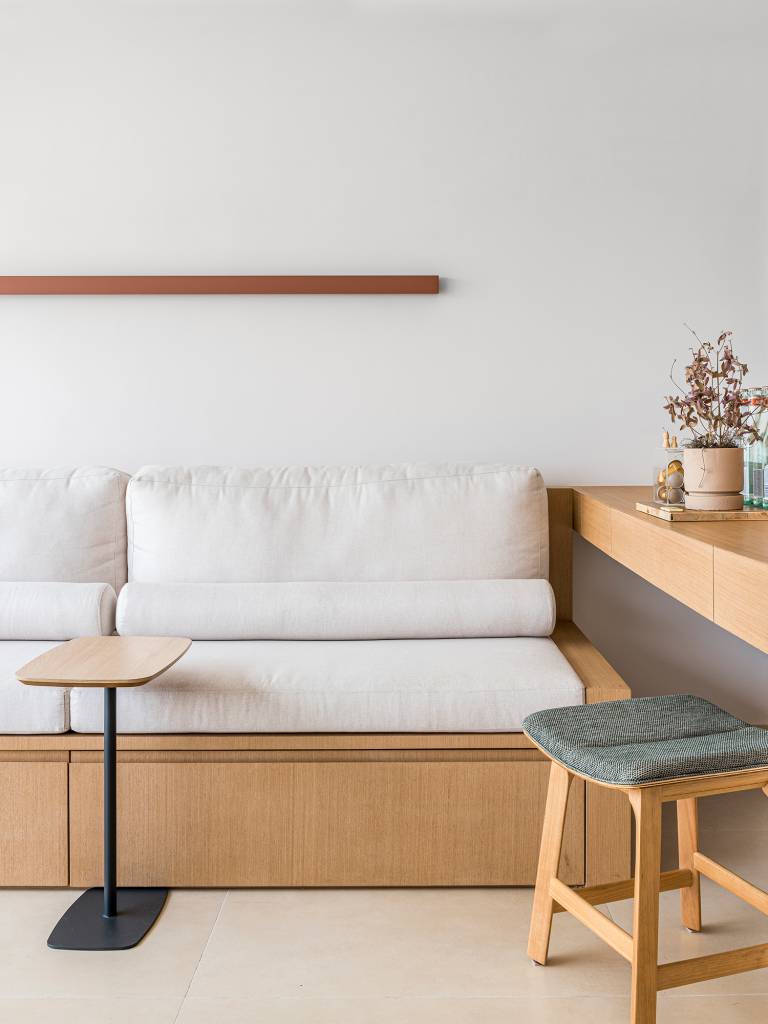ape-110-m-portico-madeira-varanda-sala-m-ao-quadrado-renato-navarro-varanda-sofa Apê apartamento 110 m² pórtico de madeira varanda e sala M ao Quadrado Arquitetura varanda sofá mesa banco