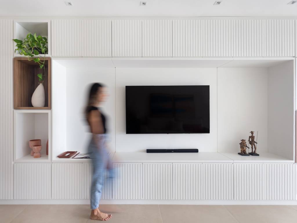 ape-125m-varanda-integrada-paleta-clara-piso-porcelanato-alice-costa-fotos-nadia-bach-09-estante-tv Sala de tv; sala de tv branca; sala de tv neutra; estante branca; estante com nichos;