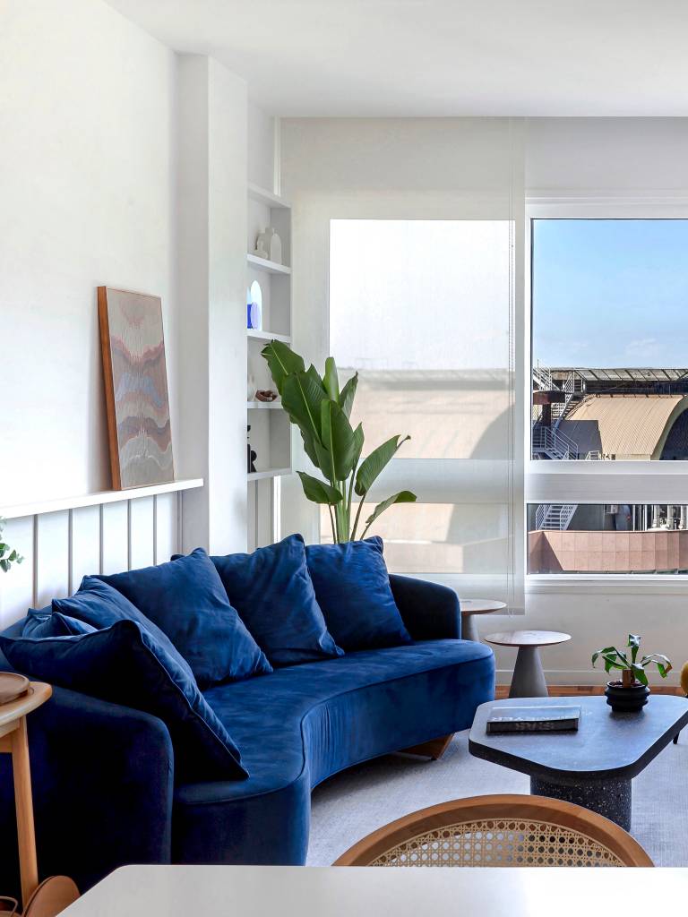 ape-alugado-90m-boiseries-minimalistas-canto-alemao-isabella-lucena-fotos-paulo-arthurstudiofotografico-02-sofa-azul-curvo Sala de estar; sala de estar clara; sofá azul marinho; sofá curvo; boiserie; janela; mesa de centro